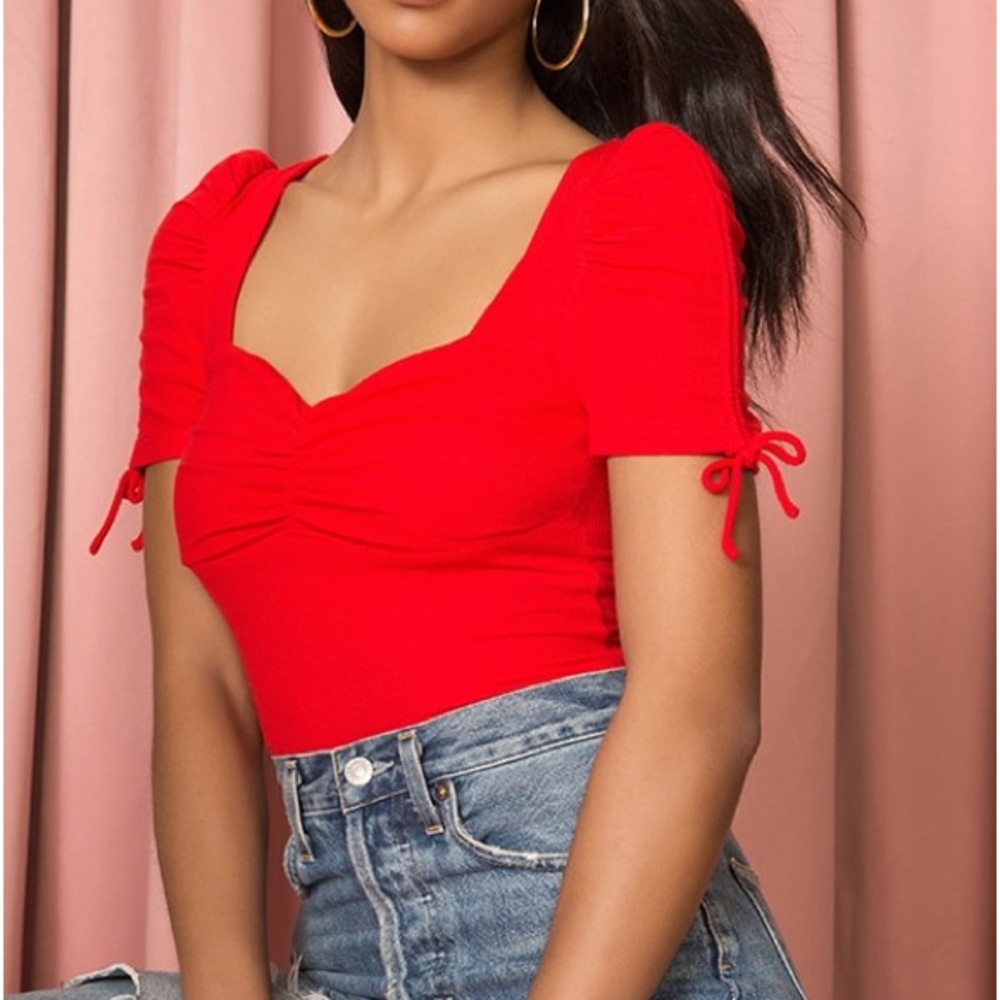 Superdown women’s red rusched  sleeve crop top tee